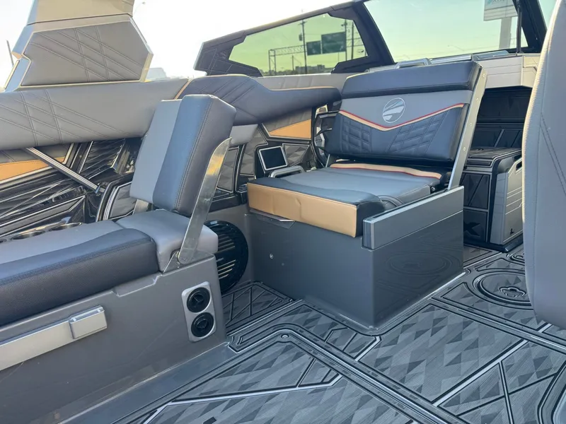 Slide: The Image of Tigé Ultré 23ZX 2025 - 14