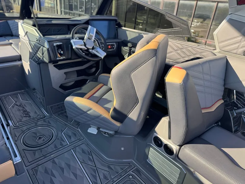 Slide: The Image of Tigé Ultré 23ZX 2025 - 17