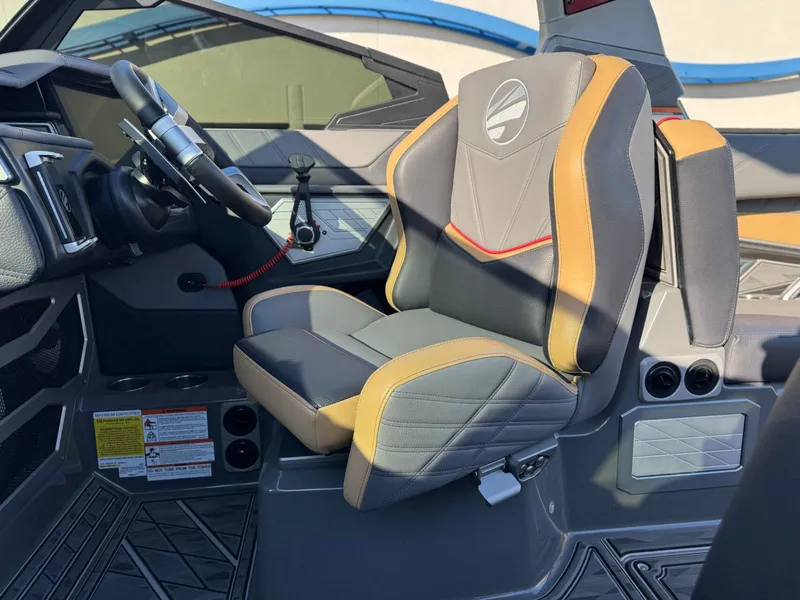 Slide: The Image of Tigé Ultré 23ZX 2025 - 18