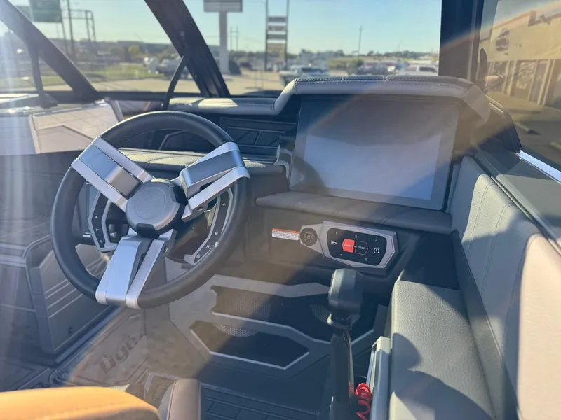 Slide: The Image of Tigé Ultré 23ZX 2025 - 19