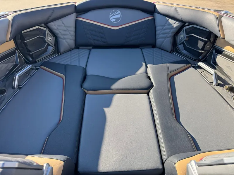 Slide: The Image of Tigé Ultré 23ZX 2025 - 20