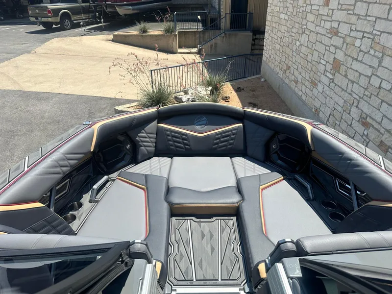 Slide: The Image of Tigé Ultré 23ZX 2025 - 4