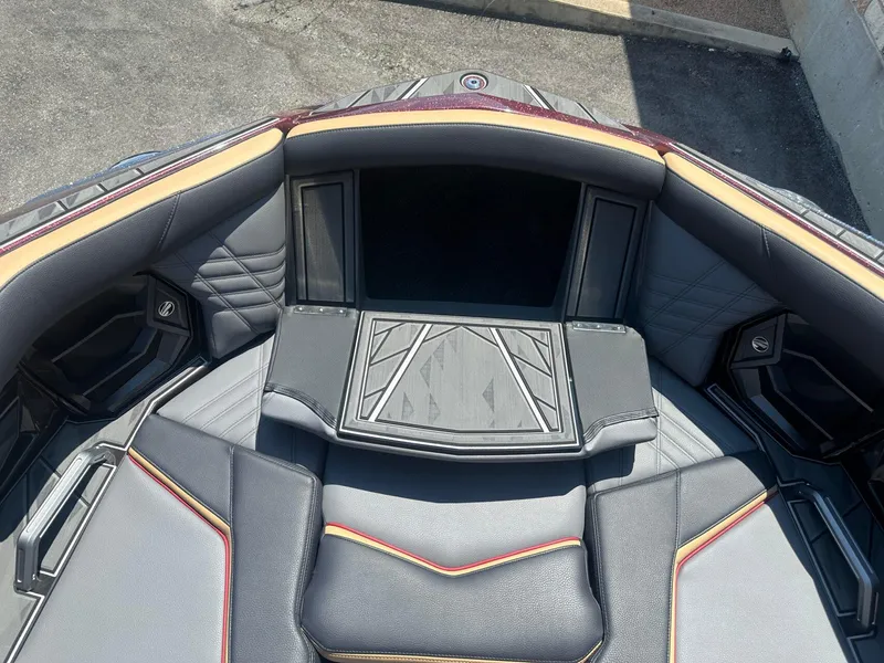 Slide: The Image of Tigé Ultré 23ZX 2025 - 5