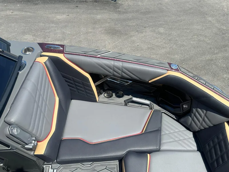 Slide: The Image of Tigé Ultré 23ZX 2025 - 6