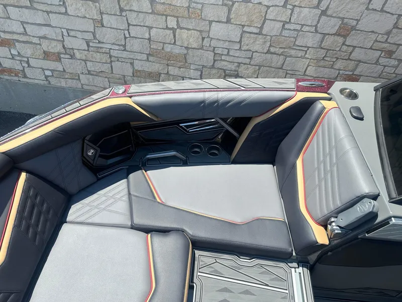 Slide: The Image of Tigé Ultré 23ZX 2025 - 7