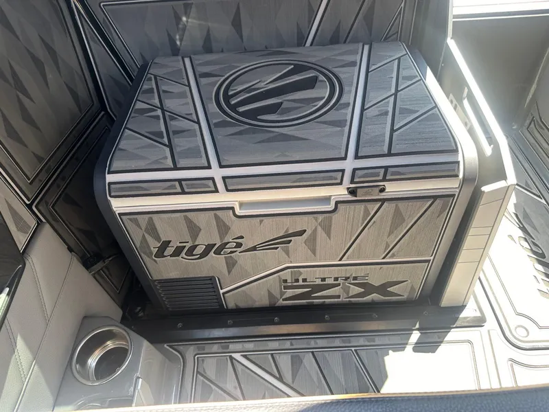 Slide: The Image of Tigé Ultré 23ZX 2025 - 8