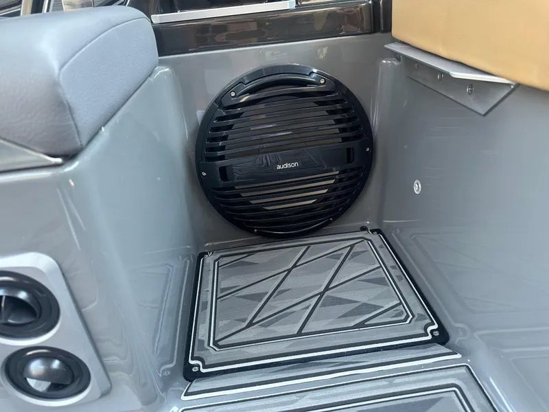 Slide: The Image of Tigé Ultré 23ZX 2025 - 9