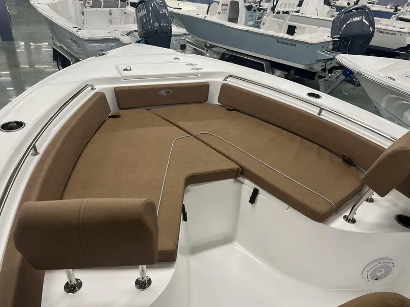 Slide: The Image of Sea Hunt 229 Ultra ULTRA 2025 - 14