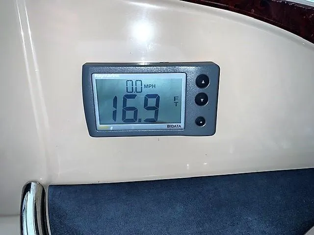 Slide: The Image of Raymarine Speedometer / Depthfinder - 12