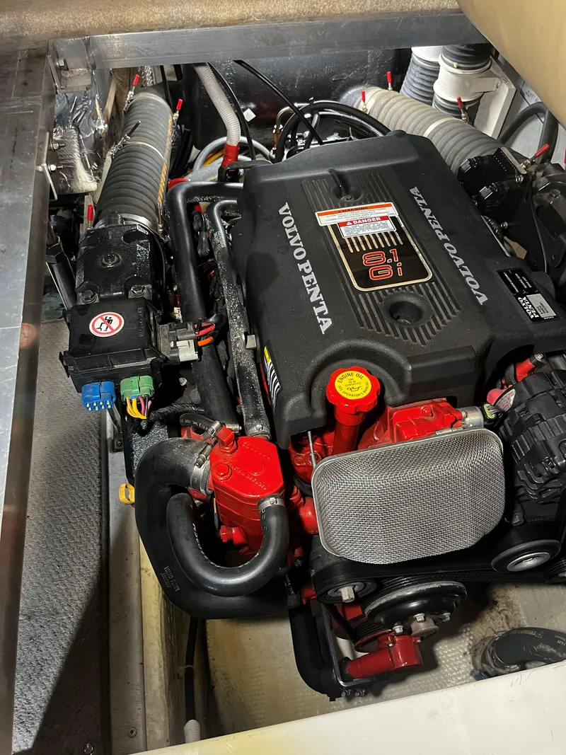 Slide: The Image of Port Engine / 385 hp Volvo / 975 hrs - 27