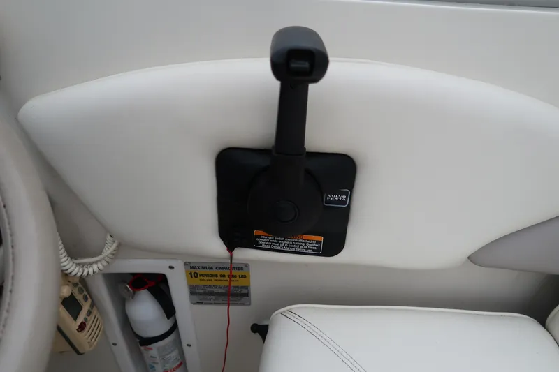 Slide: The Image of Throttle control and safety equipment on a 2004 Stingray 240 CS boat. - 19