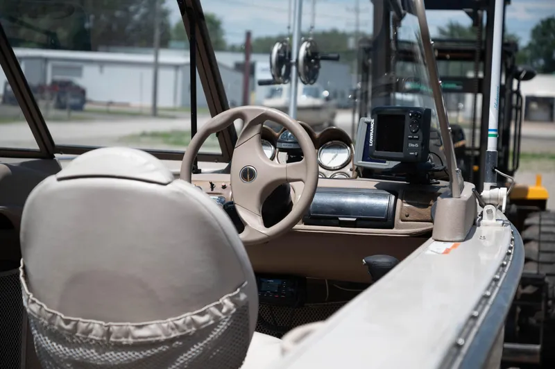 Slide: The Image of Crestliner 2050 I/O - 10