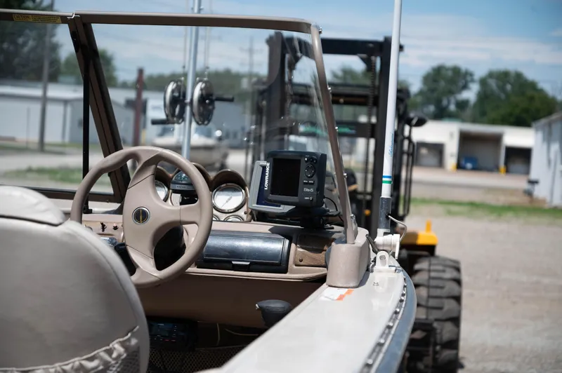 Slide: The Image of Crestliner 2050 I/O - 11