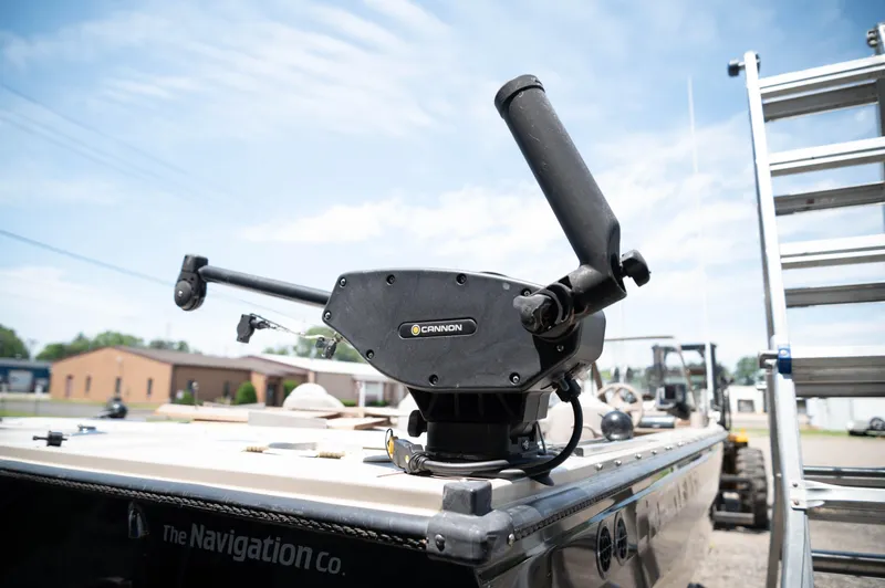 Slide: The Image of Crestliner 2050 I/O - 7