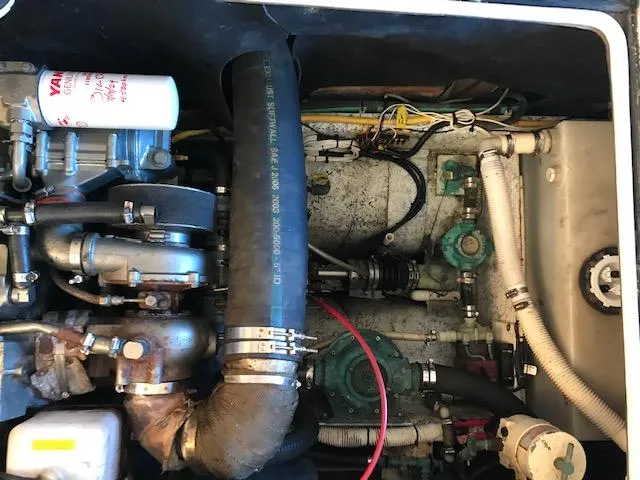 Slide: The Image of Engine compartment of 2004 Atlas Boat Works Acadia 32. - 13