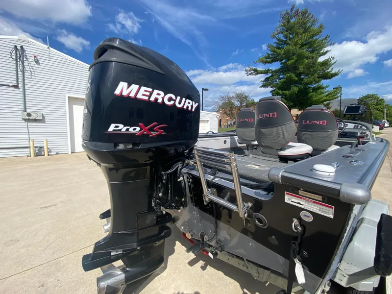 Slide: The Image of 2007 Lund 1900 Pro V SE boat with Mercury Pro XS engine, parked outdoors. - 10