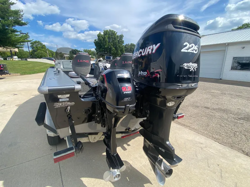 Slide: The Image of 2007 Lund 1900 Pro V SE boat with dual Mercury outboard motors. - 11