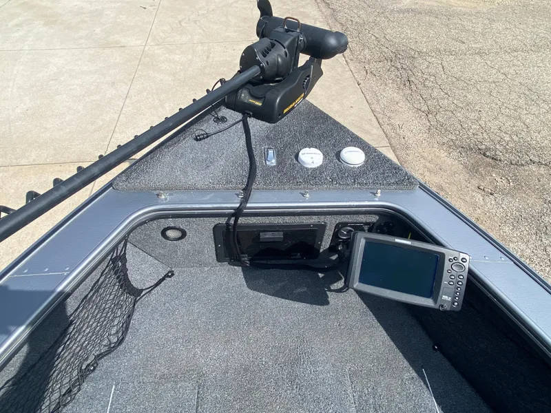 Slide: The Image of 2007 Lund 1900 Pro V SE boat with trolling motor and fish finder. - 17