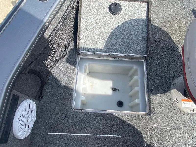 Slide: The Image of 2007 Lund 1900 Pro V SE boat storage compartment with open lid. - 19