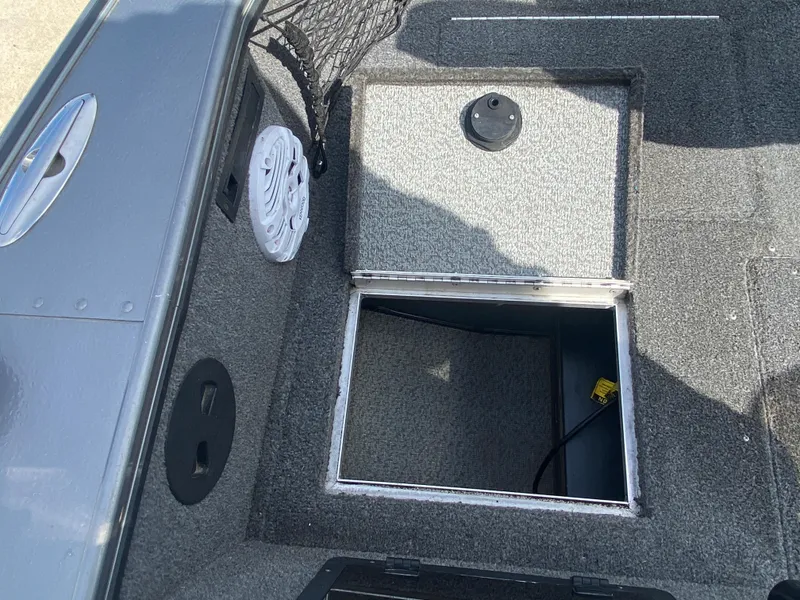 Slide: The Image of 2007 Lund 1900 Pro V SE boat storage compartment with speaker and netting. - 21
