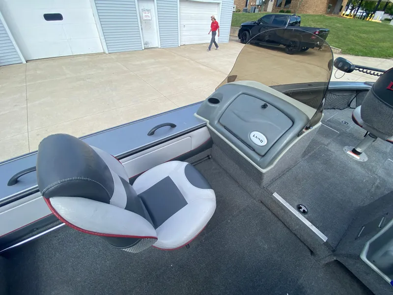 Slide: The Image of 2007 Lund 1900 Pro V SE boat interior with dual console and seating. - 26