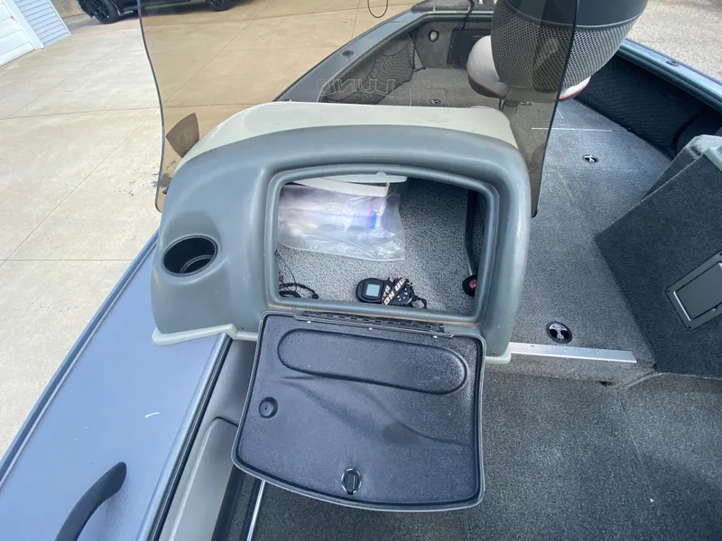 Slide: The Image of 2007 Lund 1900 Pro V SE boat console with open storage compartment. - 27