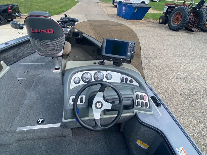 Slide: The Image of 2007 Lund 1900 Pro V SE boat dashboard with steering wheel and navigation system. - 28