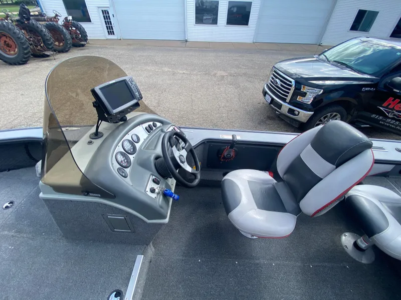 Slide: The Image of 2007 Lund 1900 Pro V SE boat interior with dual console and steering wheel. - 29