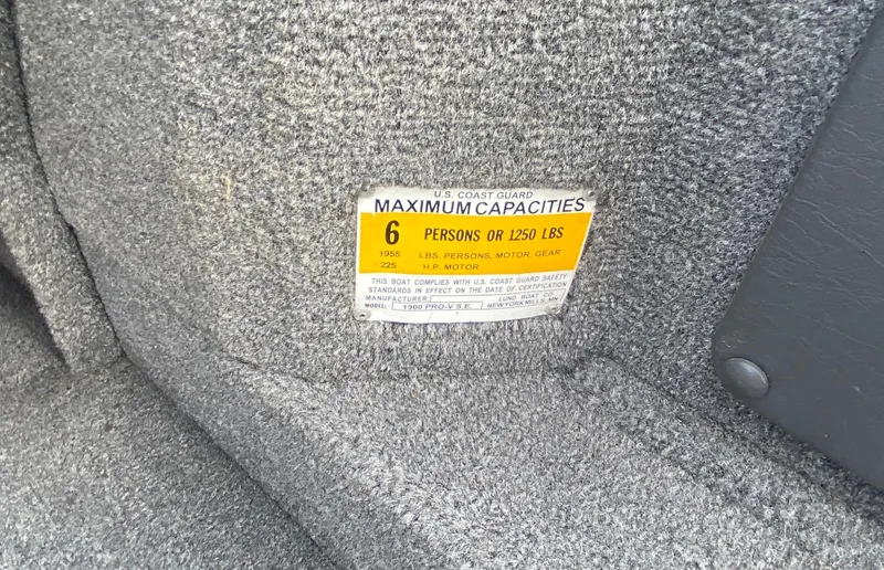 Slide: The Image of Capacity label on 2007 Lund 1900 Pro V SE boat, max 6 persons or 1250 lbs. - 30