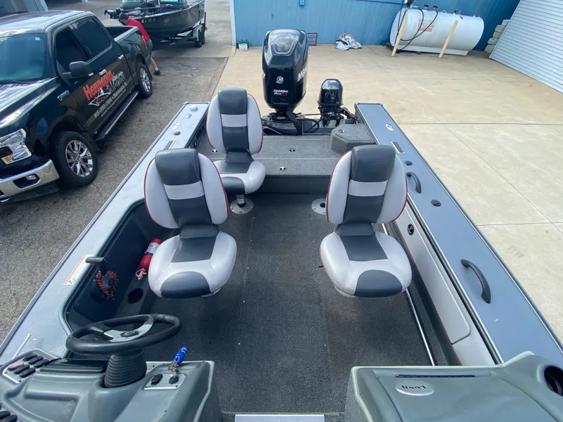 Slide: The Image of 2007 Lund 1900 Pro V SE boat interior with dual console and seating. - 31