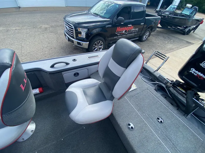 Slide: The Image of 2007 Lund 1900 Pro V SE boat interior with dual console seating. - 32