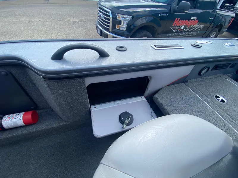 Slide: The Image of 2007 Lund 1900 Pro V SE boat interior with storage compartment and fire extinguisher. - 33