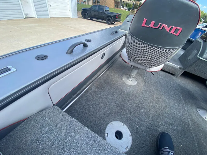 Slide: The Image of 2007 Lund 1900 Pro V SE boat interior with dual console and seating. - 34