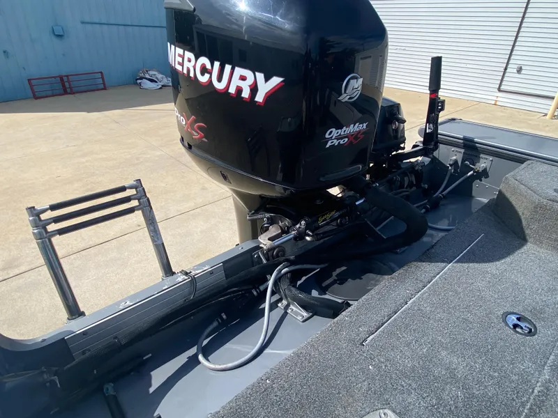 Slide: The Image of 2007 Lund 1900 Pro V SE boat with Mercury OptiMax Pro XS engine. - 39