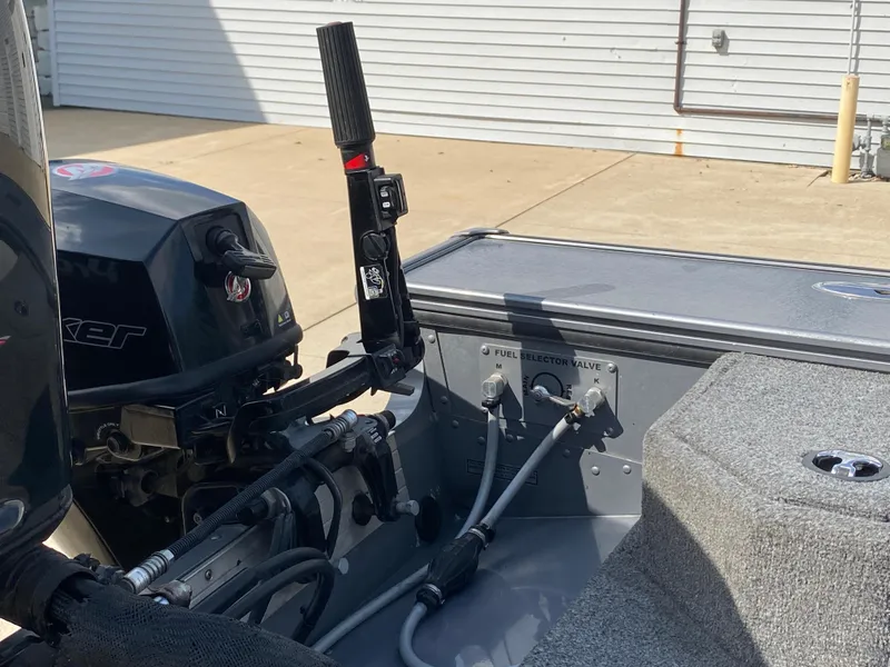 Slide: The Image of 2007 Lund 1900 Pro V SE boat interior with motor and control panel. - 40