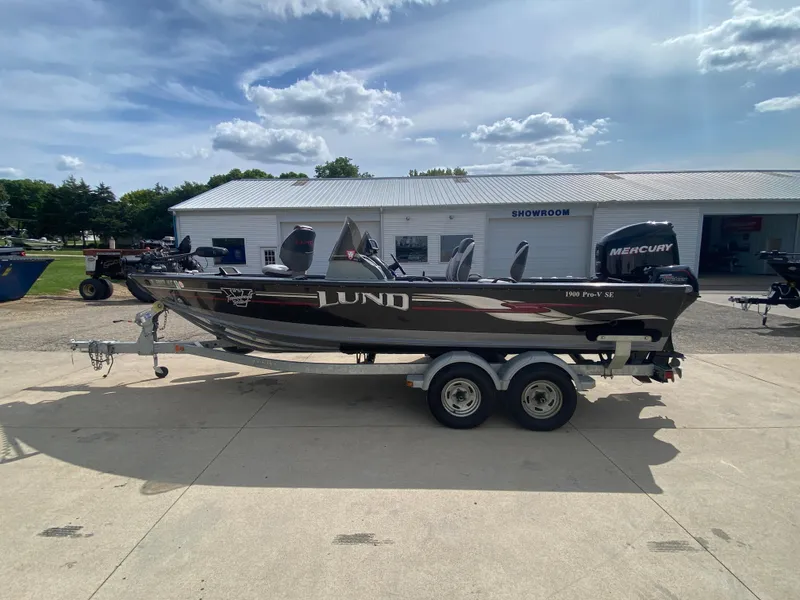 Slide: The Image of 2007 Lund 1900 Pro V SE boat on trailer, parked outside a showroom. - 5