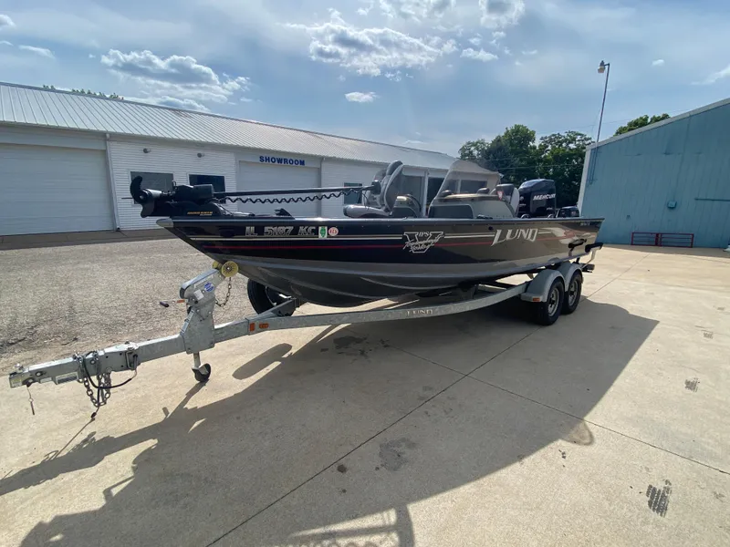 Slide: The Image of 2007 Lund 1900 Pro V SE Dual Console boat on trailer in outdoor showroom. - 6
