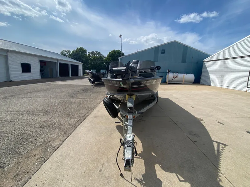 Slide: The Image of 2007 Lund 1900 Pro V SE boat on trailer in sunny outdoor setting. - 7