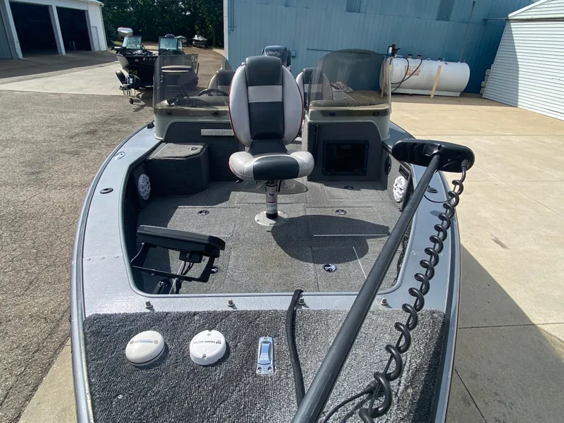Slide: The Image of 2007 Lund 1900 Pro V SE Dual Console boat with seating and controls. - 9