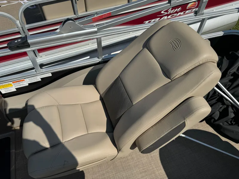 Slide: The Image of Beige reclining seat on 2022 Sun Tracker SportFish 22 XP3 boat deck. - 11