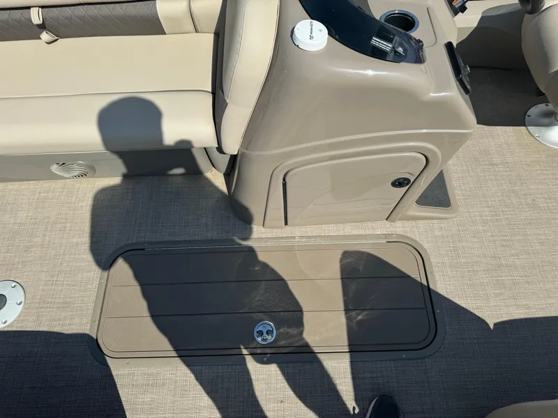 Slide: The Image of Interior of 2022 Sun Tracker SportFish 22 XP3 boat with seating and control console. - 9