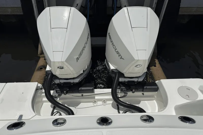 Slide: The Image of Boston Whaler 280 Outrage 2025 - 11