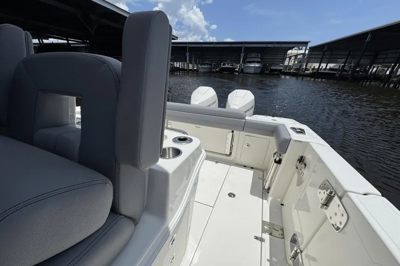Slide: The Image of Boston Whaler 280 Outrage 2025 - 14