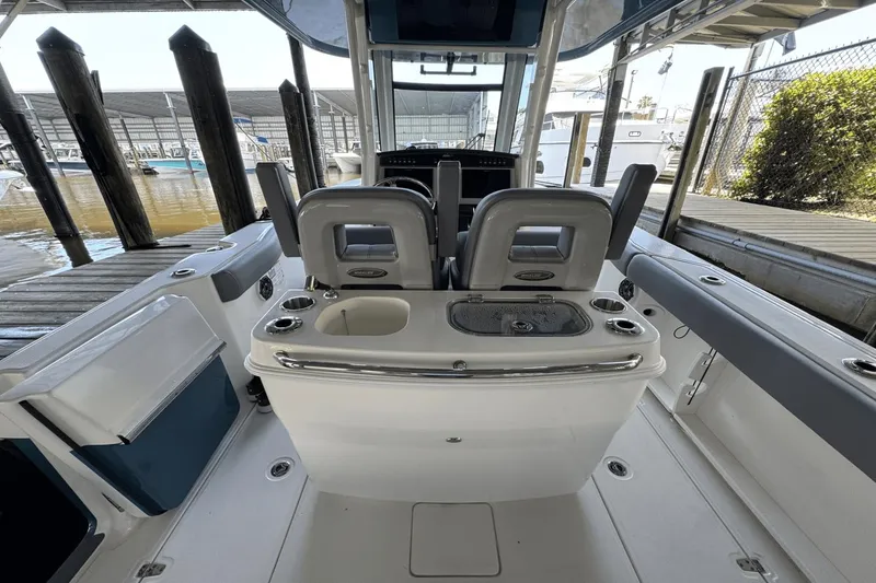 Slide: The Image of Boston Whaler 280 Outrage 2025 - 15
