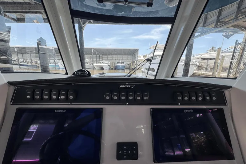 Slide: The Image of Boston Whaler 280 Outrage 2025 - 17