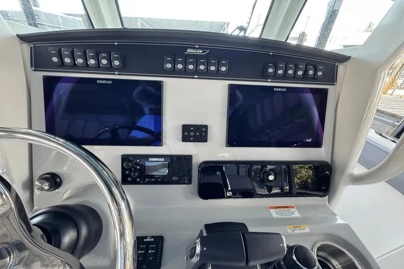 Slide: The Image of Boston Whaler 280 Outrage 2025 - 18