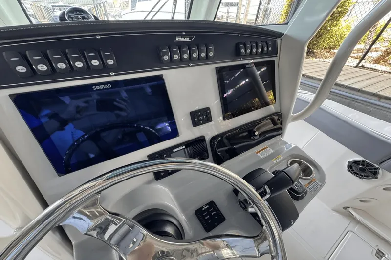 Slide: The Image of Boston Whaler 280 Outrage 2025 - 19