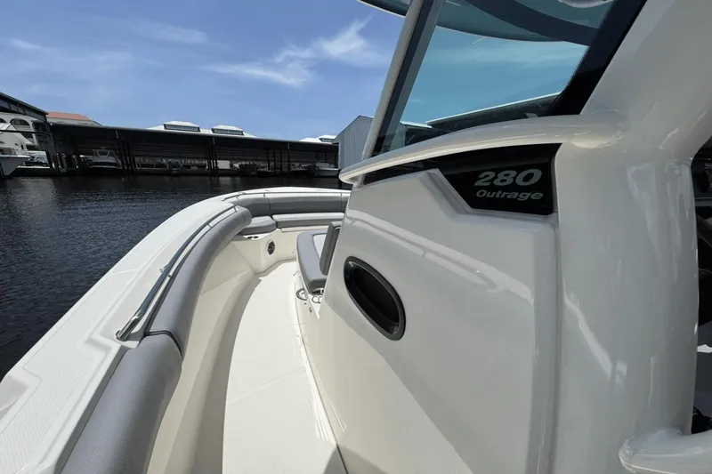 Slide: The Image of Boston Whaler 280 Outrage 2025 - 21