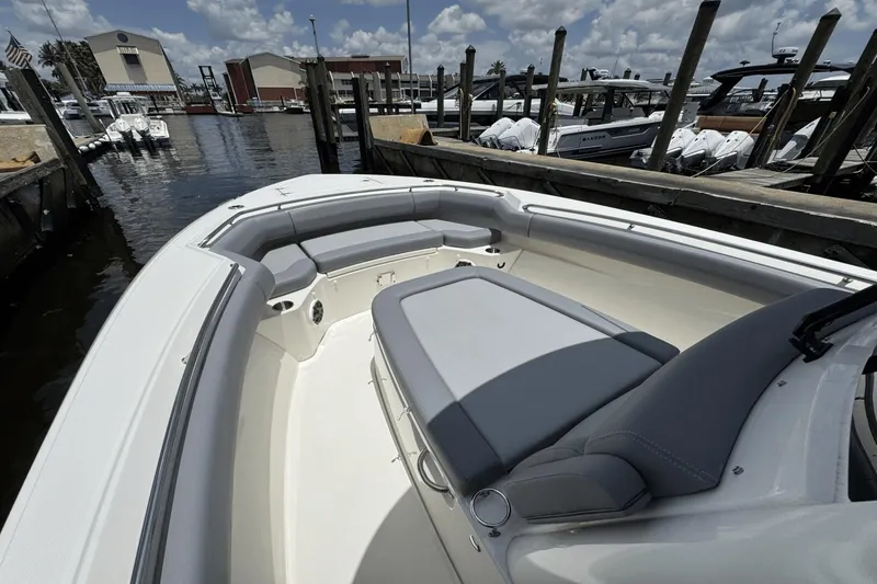 Slide: The Image of Boston Whaler 280 Outrage 2025 - 22