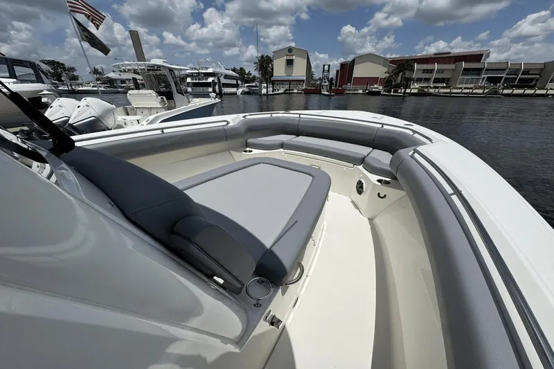 Slide: The Image of Boston Whaler 280 Outrage 2025 - 24